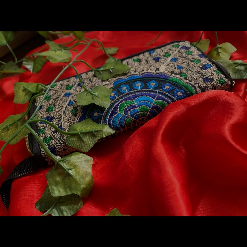 Artisanal Mexican wallet w/ embroidered detailing